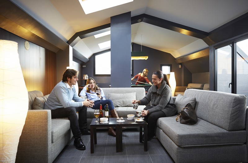 Lounge Hotel Caribou vänner sitter i soffan och tar en drink